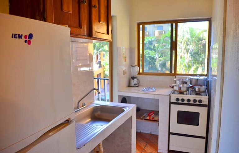 cocineta-bungalow-familiade4-guayabitos-bungalowseldelfin