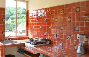 cocineta-bungalow-familia de 8-bungalows-guayabitos-el delfin