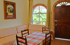 sala2-bungalow-familia de 8-bungalows-guayabitos-el delfin